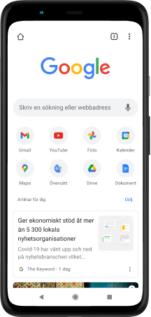 Pixel 4 XL-telefon med skärm som visar sökfältet i Google.com, favoritappar och rekommenderade artiklar.